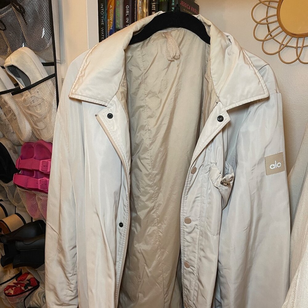 Alo Legend Jacket, Color Bone! Unisex, Used and in good quality!